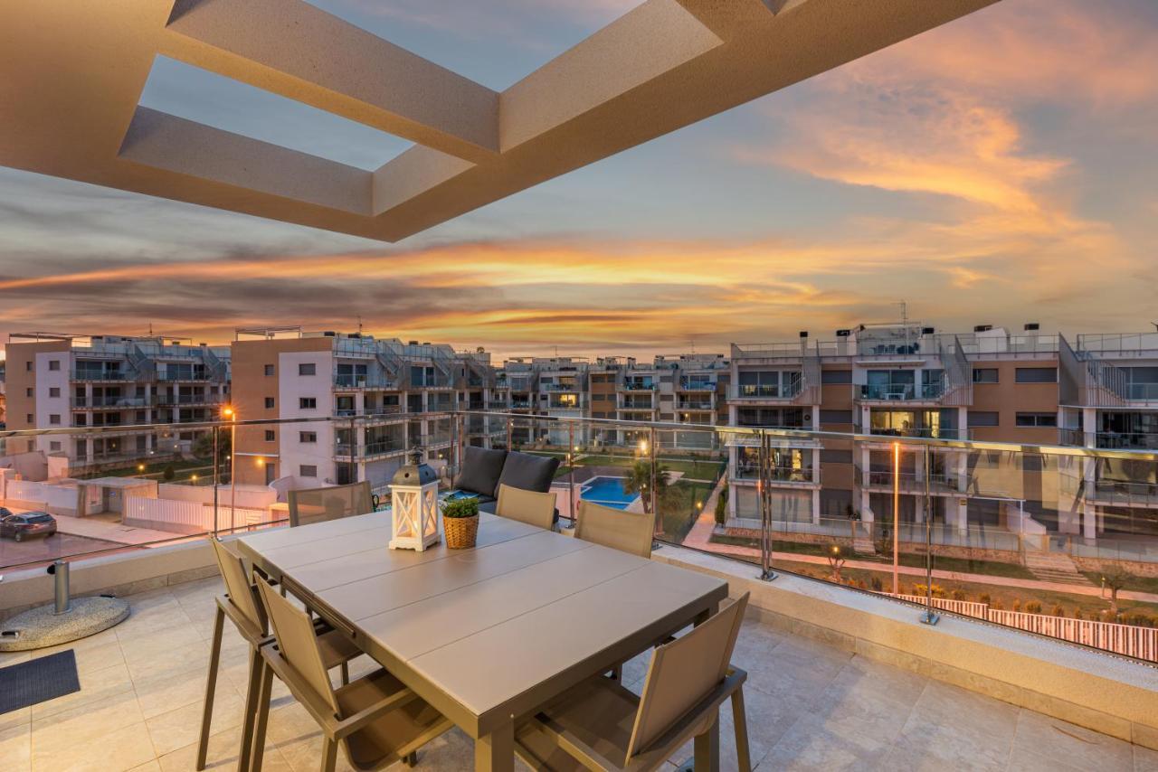 Апартаменты La Zenia Cocoon - Luxury Penthouse With Jacuzzi, 2 Pools, Indoor Heated Pool, Sauna, Gym, Playstation Dehesa de Campoamor  Экстерьер фото